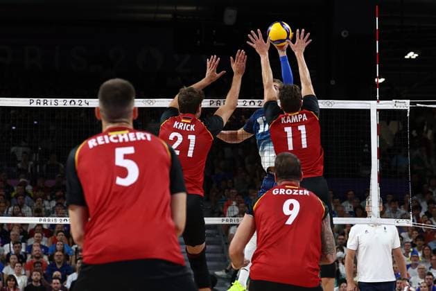 - Volleyball- Quarter-finals France Germany - Paris 2024 - 05 08 2024 - France Ile-de-France (region) Paris - defense of Lukas Kampa (GER) and Tobias Krick (GER) during the Men s Volleyball Quarter Finals between France and Germany at the Paris Olympics, at the Arena Paris Sud, August 5, 2024.  JulienxMattiax xLexPictorium LePictorium_0295766