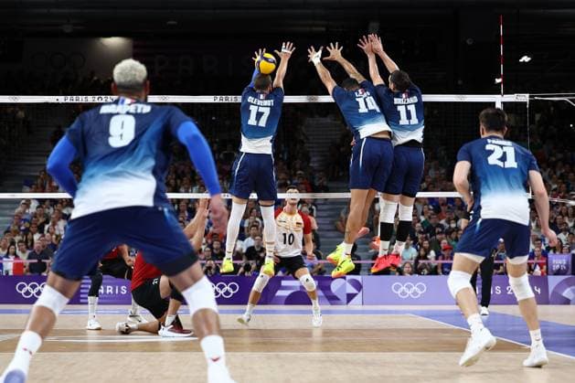 - Volleyball- Quarter-finals France Germany - Paris 2024 - 05 08 2024 - France Ile-de-France (region) Paris - Earvin Ngapeth (FRA), Trevor Clevenot (FRA), Nicolas le Goff (FRA), Antoine Brizard (FRA) and Theo Faure (FRA) during the Men s Volleyball Quarter Finals between France and Germany at the Paris Olympics, at the Arena Paris Sud, August 5, 2024.  JulienxMattiax xLexPictorium LePictorium_0295779