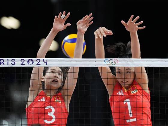 (240806) -- PARIS, Aug. 6, 2024 -- Yuan Xinyue (R) and Diao Linyu of China block during the women s quarterfinal match of volleyball between China and Turkey at the Paris 2024 Olympic Games, Olympische Spiele, Olympia, OS in Paris, France, Aug. 6, 2024. ) (PARIS2024) FRANCE-PARIS-OLY-VOLLEYBALL JuxHuanzong 