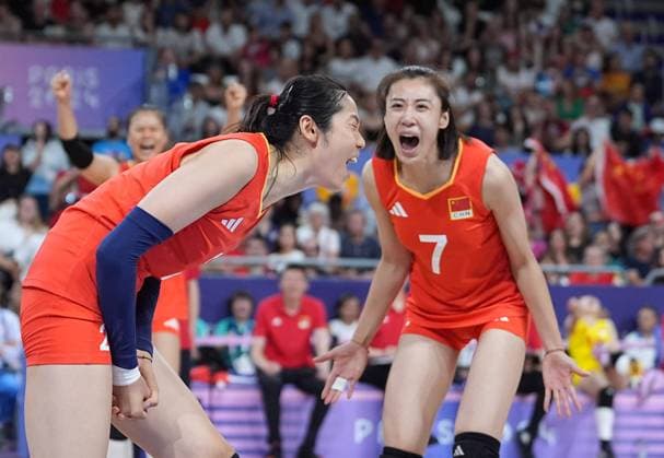 (240806) -- PARIS, Aug. 6, 2024 -- Zhu Ting (L) and Wang Yuanyuan of China celebrate after scoring during the women s quarterfinal match of volleyball between China and Turkey at the Paris 2024 Olympic Games, Olympische Spiele, Olympia, OS in Paris, France, Aug. 6, 2024. ) (PARIS2024) FRANCE-PARIS-OLY-VOLLEYBALL JuxHuanzong 