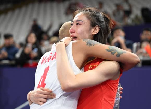 (240806) -- PARIS, Aug. 6, 2024 -- Melissa Teresa Vargas (L) of Turkey hugs Wang Yuanyuan of China after the women s quarterfinal match of volleyball between China and Turkey at the Paris 2024 Olympic Games, Olympische Spiele, Olympia, OS in Paris, France, Aug. 6, 2024. ) (PARIS2024) FRANCE-PARIS-OLY-VOLLEYBALL LiuxDawei 