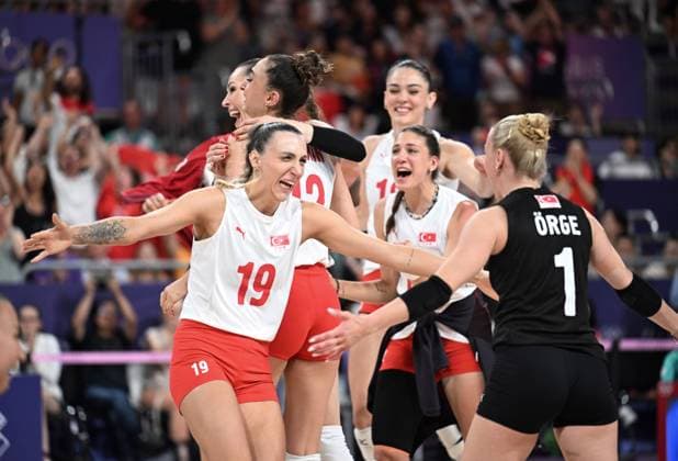 (240806) -- PARIS, Aug. 6, 2024 -- Players of Turkey celebrate after the women s quarterfinal match of volleyball between China and Turkey at the Paris 2024 Olympic Games, Olympische Spiele, Olympia, OS in Paris, France, Aug. 6, 2024. ) (PARIS2024) FRANCE-PARIS-OLY-VOLLEYBALL LiuxDawei 