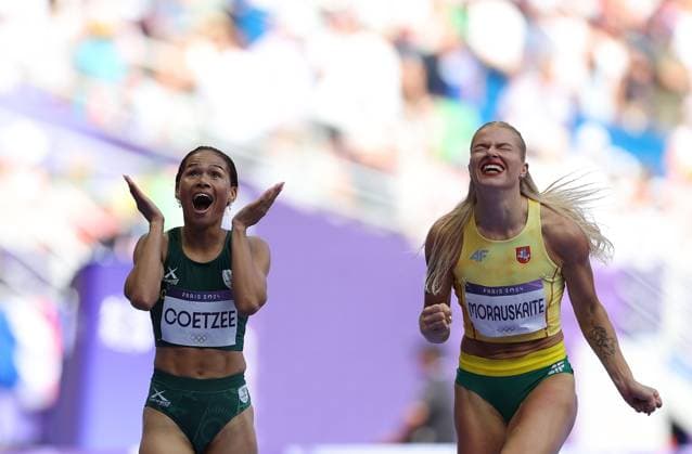 Sport Themen der Woche KW32 Sport Bilder des Tages (240806) -- PARIS, Aug. 6, 2024 -- Miranda Charlene Coetzee (L) of South Africa and Modesta Juste Morauskaite of Lithuania react after the women s 400m repechage round of Athletics at the Paris 2024 Olympic Games, Olympische Spiele, Olympia, OS in Paris, France, Aug. 6, 2024. ) (PARIS2024) FRANCE-PARIS-OLY-ATHLETICS-400M-WOMEN LixYing 