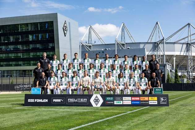 Fußball, Borussia Mönchengladbach Porträttermin 2024 2025 Mannschaftsfoto Borussia Mönchengladbach Juli 2024 Oben von li.: Andrà Wachter (Torwarttrainer), Philipp Sander, Nico Elvedi, Tomas Cvancara, Marvin Friedrich, Tim Kleindienst, Christoph Kramer, Ko Itakura, Julian Weigl, Fabio Chiarodia, Nathan Ngoumou, Guido Streichsbier (Co-Trainer) Mitte von li.: David Zibung (Sportkoordinator Lizenz), Tony Jantschke (Trainer Top-Talente), Grant-Leon Ranos, Luca Netz, Rocco Reitz, Joe Scally, Florian Neuhaus, Alassane Plea, Oscar Fraulo, Franck Honorat, Patrick Schnarwiler (Co-Trainer), Gerardo Seoane (Cheftrainer) Unten von li: Oliver Neuville (Assistenztrainer), Lukas Ullrich, Kevin Stöger, Shio Fukuda, Moritz Nicolas, Jonas Omlin, Tobias Sippel, Yvandro Borges-Sanches, Robin Hack, Stefan Lainer, Nicolas Dyon (Atlethiktrainer)
