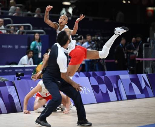 (240806) -- PARIS, Aug. 6, 2024 -- Melissa Teresa Vargas of Turkey saves the ball during the women s quarterfinal match of volleyball between China and Turkey at the Paris 2024 Olympic Games, Olympische Spiele, Olympia, OS in Paris, France, Aug. 6, 2024. ) (PARIS2024) FRANCE-PARIS-OLY-VOLLEYBALL LiuxDawei 