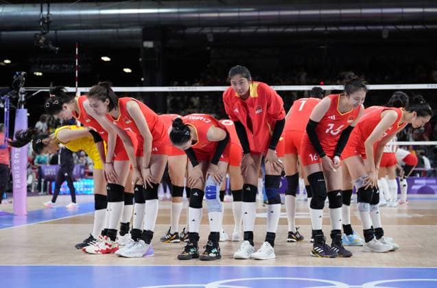 (240806) -- PARIS, Aug. 6, 2024 -- Players of China acknowledge spectators after the women s quarterfinal match of volleyball between China and Turkey at the Paris 2024 Olympic Games, Olympische Spiele, Olympia, OS in Paris, France, Aug. 6, 2024. ) (PARIS2024) FRANCE-PARIS-OLY-VOLLEYBALL JuxHuanzong 