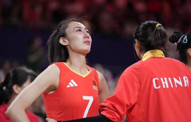 (240806) -- PARIS, Aug. 6, 2024 -- Wang Yuanyuan (L) of China reacts after the women s quarterfinal match of volleyball between China and Turkey at the Paris 2024 Olympic Games, Olympische Spiele, Olympia, OS in Paris, France, Aug. 6, 2024. ) (PARIS2024) FRANCE-PARIS-OLY-VOLLEYBALL JuxHuanzong 