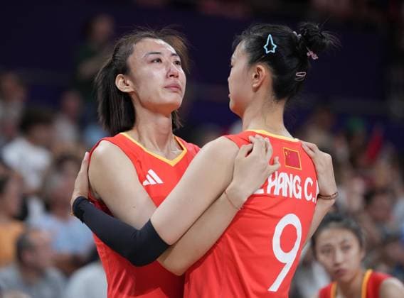 Sport Bilder des Tages (240806) -- PARIS, Aug. 6, 2024 -- Wang Yuanyuan (L) hugs Zhang Changning of China after the women s quarterfinal match of volleyball between China and Turkey at the Paris 2024 Olympic Games, Olympische Spiele, Olympia, OS in Paris, France, Aug. 6, 2024. ) (PARIS2024) FRANCE-PARIS-OLY-VOLLEYBALL JuxHuanzong 