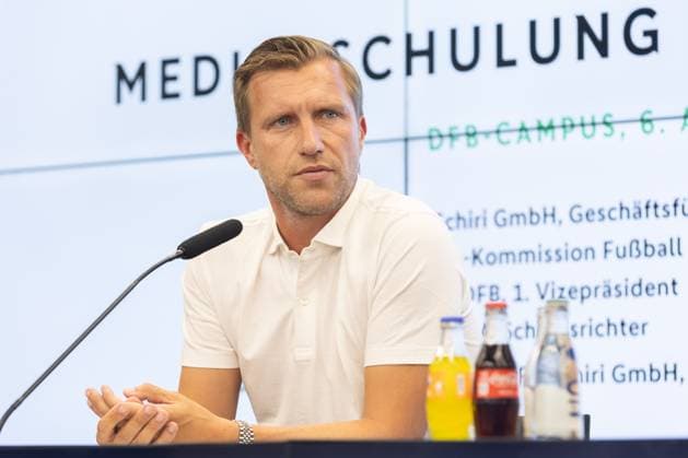 Pressekonferenz Medienschulung Schiedsrichter Markus Krösche (DFL-Kommission Fußball) spricht während der Medienschulung. Pressekonferenz Medienschulung Schiedsrichter am 6. August 2024 in Frankfurt am Main., Frankfurt am Main Hessen Deutschland DFB-Campus *** Press conference media training referee Markus Krösche DFL Commission Football speaks during the media training Press conference media training referee on August 6, 2024 in Frankfurt am Main , Frankfurt am Main Hessen Germany DFB Campus