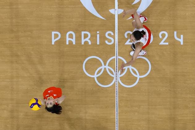 (240806) -- PARIS, Aug. 6, 2024 -- Diao Linyu (L) of China competes during the women s quarterfinal match of volleyball between China and Turkey at the Paris 2024 Olympic Games, Olympische Spiele, Olympia, OS in Paris, France, Aug. 6, 2024. ) (PARIS2024) FRANCE-PARIS-OLY-VOLLEYBALL ChenxYichen 