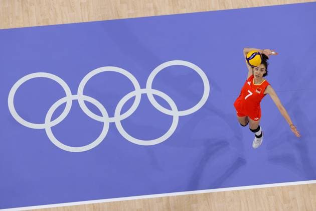 (240806) -- PARIS, Aug. 6, 2024 -- Wang Yuanyuan of China serves during the women s quarterfinal match of volleyball between China and Turkey at the Paris 2024 Olympic Games, Olympische Spiele, Olympia, OS in Paris, France, Aug. 6, 2024. ) (PARIS2024) FRANCE-PARIS-OLY-VOLLEYBALL ChenxYichen 