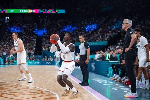 Dennis Schroeder (Deutschland, 17) am Ball, dahinter Gordon Herbert (Bundestrainer Deutschland), FRA, Olympische Spiele Paris 2024, Basketball Herren, Deutschland (GER) vs Griechenland (GRE), Viertelfinale, 06.08.2024 FRA, Olympische Spiele Paris 2024, Basketball Herren, Deutschland (GER) vs Griechenland (GRE), Viertelfinale, 06.08.2024 Paris Copyright: xEibner-Pressefoto Memmlerx EP_MMR