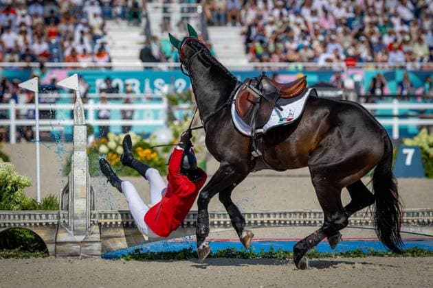 Bilder des Jahres 2024, Sport 08 August Sport Themen der Woche KW32 Sport Bilder des Tages Paris 2024 Olympic Games, Olympische Spiele, Olympia, OS Chateau de Versailles, Paris, France 6 8 2024 Jumping Individual Final Mexico™s Andres Azcarraga is thrown from Contenders 2 Andres Azcarraga is thrown from Contenders 2 6 8 2024  Copyright: x INPHO MorganxTreacyx MT1_0519