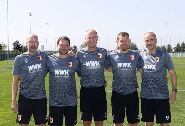 Der FC Augsburg komplettiert sein Trainerteam mit dem neuen Co.-Trainer Imre Szabics (2.v.li.), Jacob Friis (Co.-Trainer FC Augsburg, li.), Jess Thorup (Trainer FC Augsburg, Mitte), Lars Knudsen (Co.-Trainer FC Augsburg), Marco Langner (Torwarttrainer FC Augsburg); Imre Szabics war Spieler beim FC Augsburg von 2007-2010; FC Augsburg, Training,