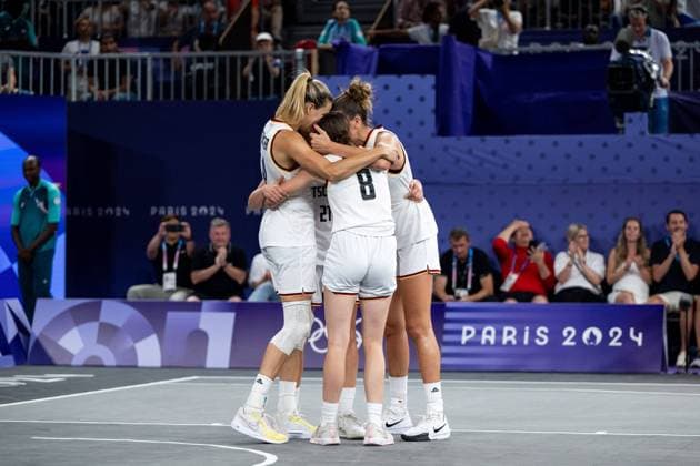 GREINACHER Sonja (Deutschland, 14), MEVIUS Elisa (Deutschland, 08), REICHERT Marie (Deutschland, 06), BRUNCKHORST Svenja (Deutschland, 21) jubeln ueber den Sieg und die Gold Medaille, FRA, Olympische Spiele Paris 2024, Deutschland (GER) vs Spanien (ESP), 3x3 Basketball, Frauen Finale, 05.08.2024 FRA, Olympische Spiele Paris 2024, Deutschland (GER) vs Spanien (ESP), 3x3 Basketball, Frauen Finale, 05.08.2024 Paris Copyright: xEibner-Pressefoto Memmlerx EP_MMR