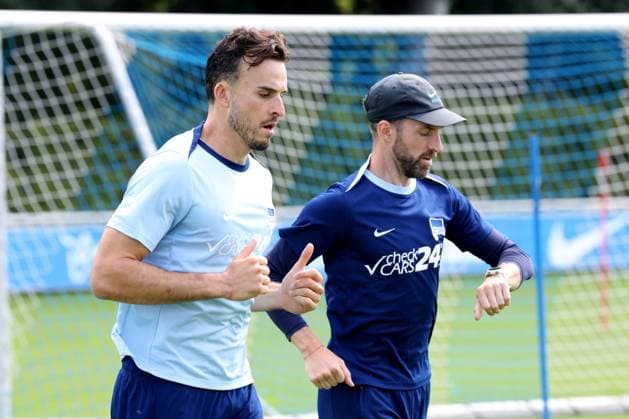 DEU, DFL, 2. FBL Hertha BSC, Training, 06.08.2024, Sportforum, Berlin, DEU, DFL, 2. FBL Hertha BSC, Training, im Bild Haris Tabakovic (Hertha BSC Berlin 25), Fitnesstrainer Hendrik Vieth (Hertha BSC) DFL - regulations prohibit any use of Photographs as image sequences and or quasi-video Foto: Juergen Engler nordphoto GmbH