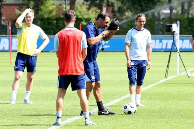 DEU, DFL, 2. FBL Hertha BSC, Training, 06.08.2024, Sportforum, Berlin, DEU, DFL, 2. FBL Hertha BSC, Training, im Bild Cheftrainer Cristian Fiel (Hertha BSC Berlin), Michal Karbownik (Hertha BSC Berlin 33) DFL - regulations prohibit any use of Photographs as image sequences and or quasi-video Foto: Juergen Engler nordphoto GmbH