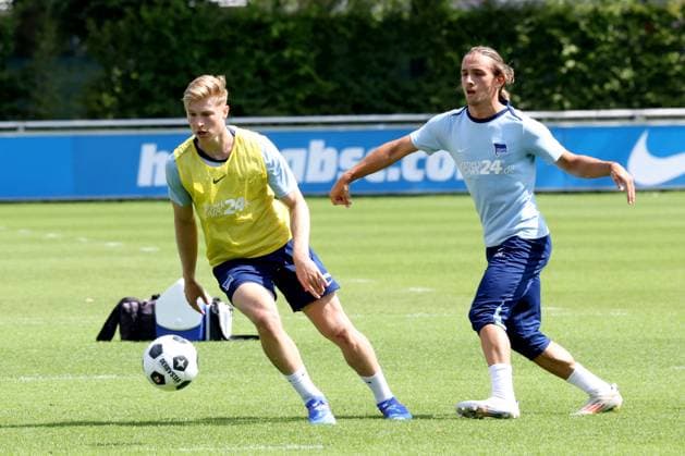 DEU, DFL, 2. FBL Hertha BSC, Training, 06.08.2024, Sportforum, Berlin, DEU, DFL, 2. FBL Hertha BSC, Training, im Bild Luca Schuler (Hertha BSC Berlin 18), Michal Karbownik (Hertha BSC Berlin 33) DFL - regulations prohibit any use of Photographs as image sequences and or quasi-video Foto: Juergen Engler nordphoto GmbH