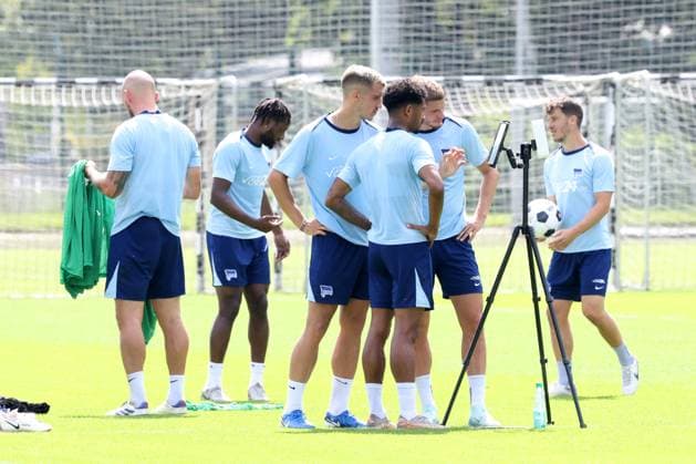 DEU, DFL, 2. FBL Hertha BSC, Training, 06.08.2024, Sportforum, Berlin, DEU, DFL, 2. FBL Hertha BSC, Training, im Bild Hertha-Spielerkreis, Videoanalyse DFL - regulations prohibit any use of Photographs as image sequences and or quasi-video Foto: Juergen Engler nordphoto GmbH