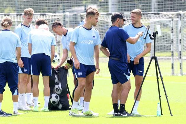DEU, DFL, 2. FBL Hertha BSC, Training, 06.08.2024, Sportforum, Berlin, DEU, DFL, 2. FBL Hertha BSC, Training, im Bild Florian Niederlechner (Hertha BSC Berlin 7), Marton Dardai (Hertha BSC Berlin 31), Cheftrainer Cristian Fiel (Hertha BSC Berlin), Videoanalyse DFL - regulations prohibit any use of Photographs as image sequences and or quasi-video Foto: Juergen Engler nordphoto GmbH