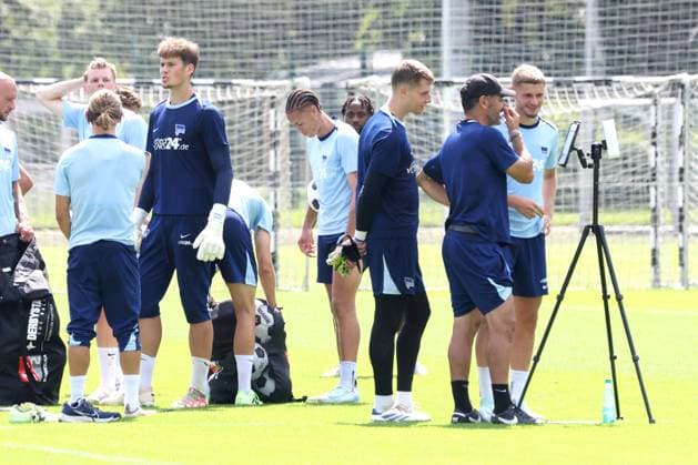 DEU, DFL, 2. FBL Hertha BSC, Training, 06.08.2024, Sportforum, Berlin, DEU, DFL, 2. FBL Hertha BSC, Training, im Bild Tjark Ernst (Hertha BSC Berlin 1), Marton Dardai (Hertha BSC Berlin 31), Cheftrainer Cristian Fiel (Hertha BSC Berlin), Videoanalyse DFL - regulations prohibit any use of Photographs as image sequences and or quasi-video Foto: Juergen Engler nordphoto GmbH