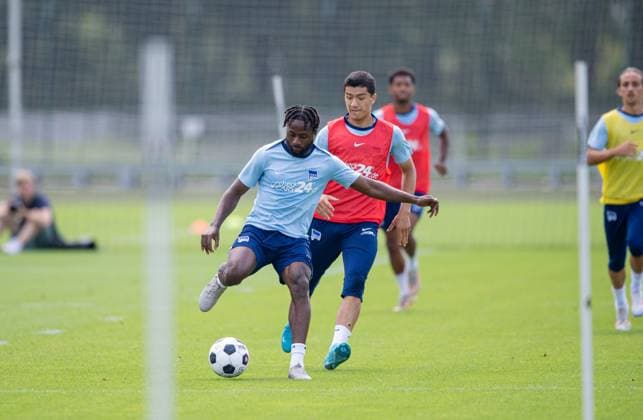Fussball, Herren, Saison 2024 25, 2. Bundesliga, Hertha BSC, Training, v.l. Deyovaisio Zeefuik (Hertha BSC), Ibrahim Maza (Hertha BSC), 06.08. 2024,