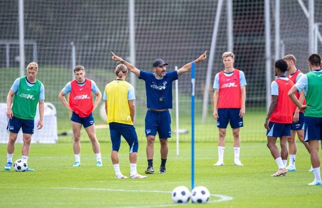 Fussball, Herren, Saison 2024 25, 2. Bundesliga, Hertha BSC, Training, v.l. Julian Eitschberger (Hertha BSC), Jonjoe Kenny (Hertha BSC), Michal Karbownik (Hertha BSC), Trainer Cristian Fiel (Hertha BSC), Luca Schuler (Hertha BSC), Jeremy Dudziak (Hertha BSC), Marton Dardai (Hertha BSC), Smail Prevljak (Hertha BSC), 06.08. 2024,