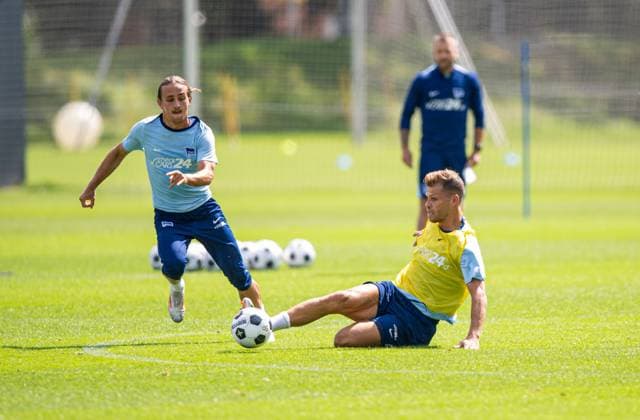 Fussball, Herren, Saison 2024 25, 2. Bundesliga, Hertha BSC, Training, v.l. Michal Karbownik (Hertha BSC), Florian Niederlechner (Hertha BSC), 06.08. 2024,