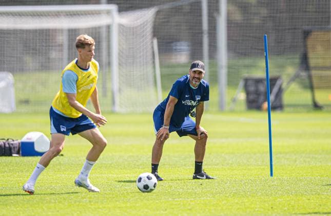 Fussball, Herren, Saison 2024 25, 2. Bundesliga, Hertha BSC, Training, v.l. Luca Schuler (Hertha BSC), Trainer Cristian Fiel (Hertha BSC), 06.08. 2024,