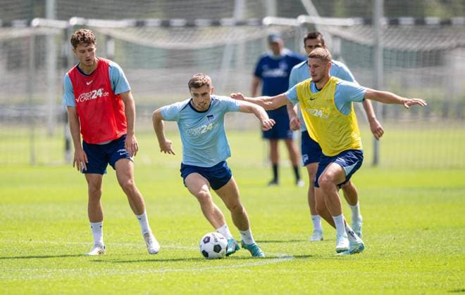 Fussball, Herren, Saison 2024 25, 2. Bundesliga, Hertha BSC, Training, v.l. Linus Gechter (Hertha BSC), Jonjoe Kenny (Hertha BSC), Marton Dardai (Hertha BSC), 06.08. 2024,