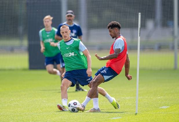 Fussball, Herren, Saison 2024 25, 2. Bundesliga, Hertha BSC, Training, v.l. Palko Dardai (Hertha BSC), Jeremy Dudziak (Hertha BSC), 06.08. 2024,