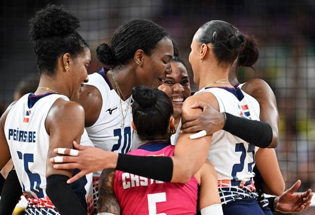 (240806) -- PARIS, Aug. 6, 2024 -- Players of the Dominican Republic react during the women s quarterfinal match of volleyball between Brazil and the Dominican Republic at the Paris 2024 Olympic Games, Olympische Spiele, Olympia, OS in Paris, France, Aug. 6, 2024. ) (PARIS2024) FRANCE-PARIS-OLY-VOLLEYBALL LiuxDawei 