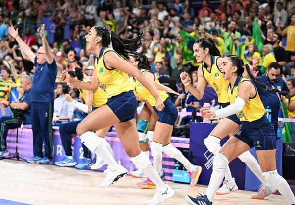 (240806) -- PARIS, Aug. 6, 2024 -- Players of Brazil celebrate after winning the women s quarterfinal match of volleyball between Brazil and the Dominican Republic at the Paris 2024 Olympic Games, Olympische Spiele, Olympia, OS in Paris, France, Aug. 6, 2024. ) (PARIS2024) FRANCE-PARIS-OLY-VOLLEYBALL LiuxDawei 