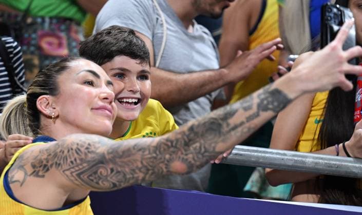 (240806) -- PARIS, Aug. 6, 2024 -- Thaisa Daher de Menezes of Brazil poses for selfies with a spectator after the women s quarterfinal match of volleyball between Brazil and the Dominican Republic at the Paris 2024 Olympic Games, Olympische Spiele, Olympia, OS in Paris, France, Aug. 6, 2024. ) (PARIS2024) FRANCE-PARIS-OLY-VOLLEYBALL LiuxDawei 