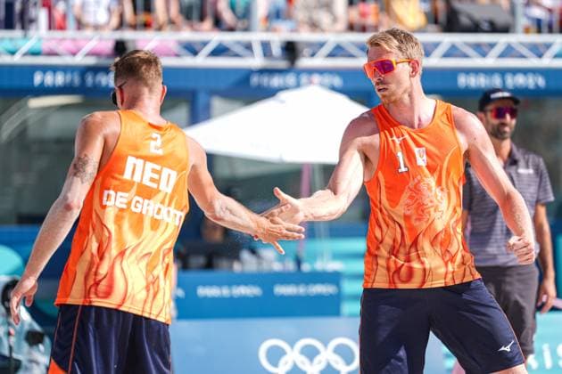 2024-08-06 Beach Volleybal - Olympic Games, Olympische Spiele, Olympia, OS Paris 2024 - Day 11 PARIS, FRANCE - AUGUST 6: Stefan Boermans of the Netherlands, Yorick de Groot of the Netherlands shaking hands while competing in the Men s Quarter Final during Day 11 of Beach Volleybal - Olympic Games Paris 2024 at Eiffel Tower Stadium on August 6, 2024 in Paris, France. (Photo by Joris Verwijst BSR Agency) Paris France Content not available for redistribution in The Netherlands directly or indirectly through any third parties. Copyright: xBSRxAgencyx