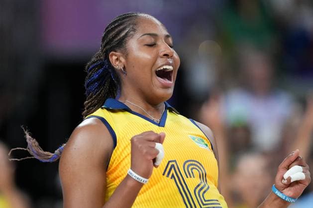 (240806) -- PARIS, Aug. 6, 2024 -- Ana Cristina Menezes Oliveira de Souza of Brazil celebrates after scoring during the women s quarterfinal match of volleyball between Brazil and the Dominican Republic at the Paris 2024 Olympic Games, Olympische Spiele, Olympia, OS in Paris, France, Aug. 6, 2024. ) (PARIS2024) FRANCE-PARIS-OLY-VOLLEYBALL JuxHuanzong 