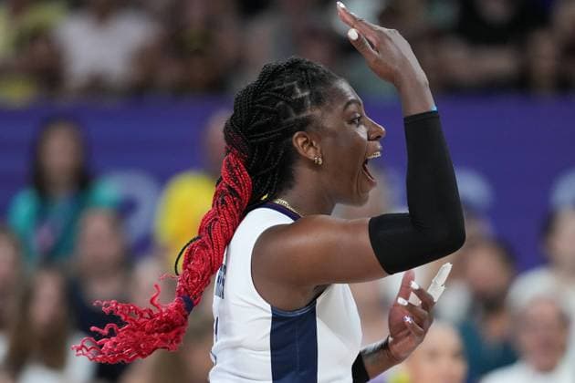 (240806) -- PARIS, Aug. 6, 2024 -- Candida Estefany Arias Perez of the Dominican Republic reacts during the women s quarterfinal match of volleyball between Brazil and the Dominican Republic at the Paris 2024 Olympic Games, Olympische Spiele, Olympia, OS in Paris, France, Aug. 6, 2024. ) (PARIS2024) FRANCE-PARIS-OLY-VOLLEYBALL JuxHuanzong 