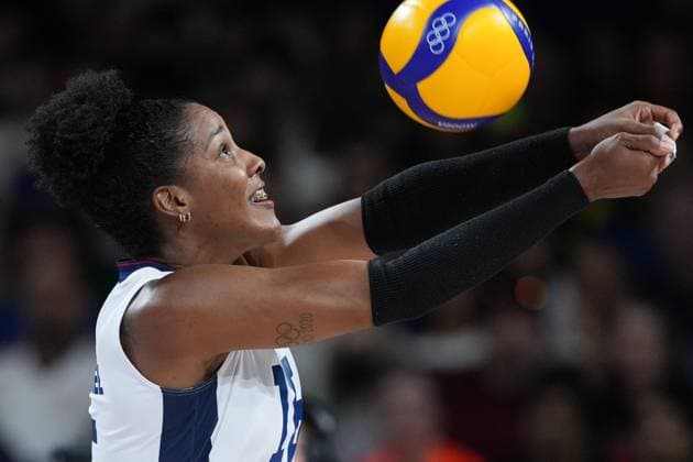 (240806) -- PARIS, Aug. 6, 2024 -- Yonkaira Paola Pena Isabel of the Dominican Republic competes during the women s quarterfinal match of volleyball between Brazil and the Dominican Republic at the Paris 2024 Olympic Games, Olympische Spiele, Olympia, OS in Paris, France, Aug. 6, 2024. ) (PARIS2024) FRANCE-PARIS-OLY-VOLLEYBALL JuxHuanzong 