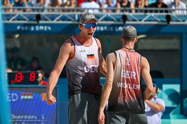 Olympische Spiele Beach volleyball, Beachvolleyball ; Paris 06.08.2024 Viertelfinale, Herren, GER_NED, Nils Ehlers (1, GER), Clemens Wickler (2, GER), Copyright: xBEAUTIFULxSPORTS TomxBlochx