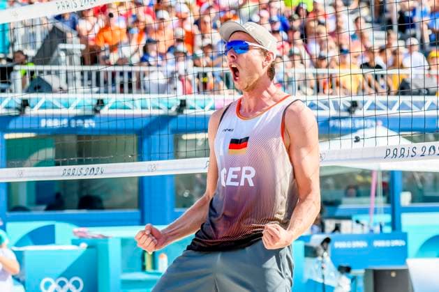 FRA, Olympische Sommerspiele Paris 2024, Beachvolleyball , Herren , Viertelfinale EHLERS WICKLER (GER) vs BOERMANS DE GROOT 06.08.2024, Champ de Mars, Paris, FRA, Olympische Sommerspiele Paris 2024, Beachvolleyball , Herren , Viertelfinale EHLERS WICKLER (GER) vs BOERMANS DE GROOT, im Bild Nils Ehlers (GER) Jubelt