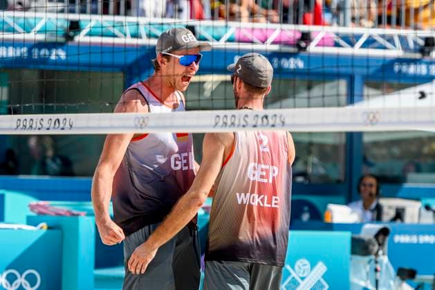 FRA, Olympische Sommerspiele Paris 2024, Beachvolleyball , Herren , Viertelfinale EHLERS WICKLER (GER) vs BOERMANS DE GROOT 06.08.2024, Champ de Mars, Paris, FRA, Olympische Sommerspiele Paris 2024, Beachvolleyball , Herren , Viertelfinale EHLERS WICKLER (GER) vs BOERMANS DE GROOT, im Bild Nils Ehlers (GER) mit Clemens Wickler (GER) Jubeln
