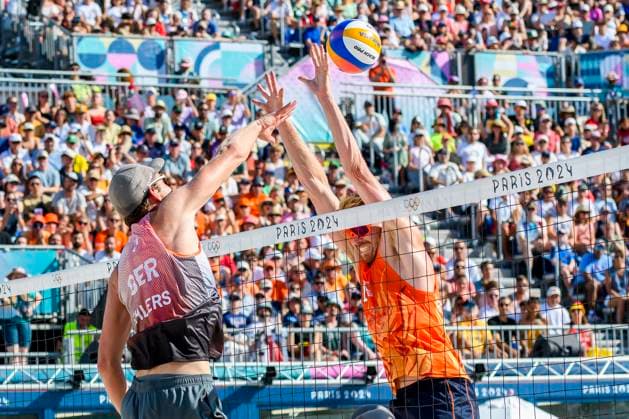 FRA, Olympische Sommerspiele Paris 2024, Beachvolleyball , Herren , Viertelfinale EHLERS WICKLER (GER) vs BOERMANS DE GROOT 06.08.2024, Champ de Mars, Paris, FRA, Olympische Sommerspiele Paris 2024, Beachvolleyball , Herren , Viertelfinale EHLERS WICKLER (GER) vs BOERMANS DE GROOT, im Bild Nils Ehlers (GER) macht den Punkt gegen de GROOT Yorick (NED)