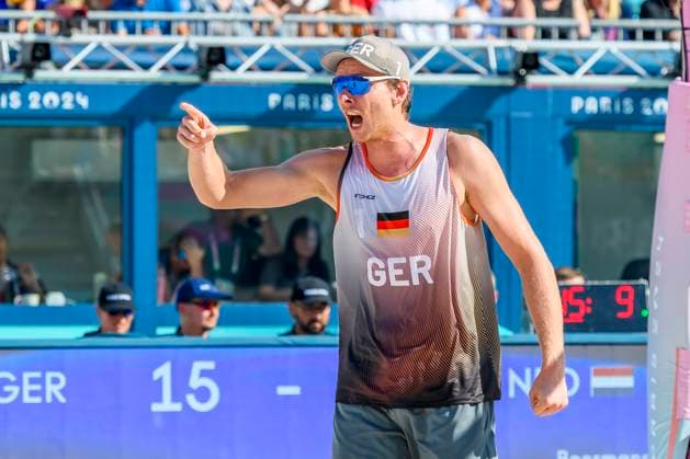 FRA, Olympische Sommerspiele Paris 2024, Beachvolleyball , Herren , Viertelfinale EHLERS WICKLER (GER) vs BOERMANS DE GROOT 06.08.2024, Champ de Mars, Paris, FRA, Olympische Sommerspiele Paris 2024, Beachvolleyball , Herren , Viertelfinale EHLERS WICKLER (GER) vs BOERMANS DE GROOT, im Bild Nils Ehlers (GER) jubelt