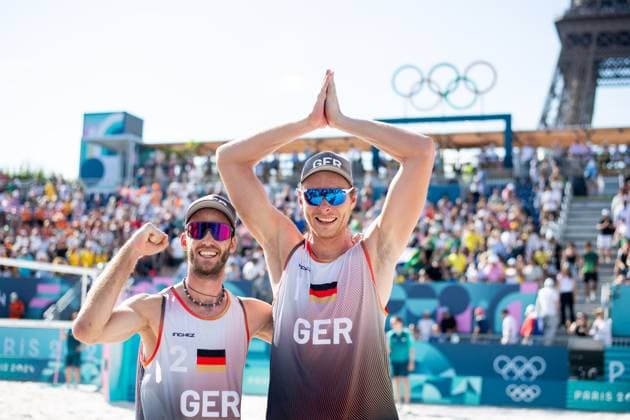 Sport Bilder des Tages EHLERS Nils, WICKLER Clemens (Deutschland) vs BOERMANS Stefan, de GROOT Yorick (Niederlande), im Bild EHLERS Nils, WICKLER Clemens (Deutschland) beim Jubel ueber den Sieg, FRA, Olympische Spiele Paris 2024, Beachvolleyball, Herren Viertelfinale, 06.08.2024 FRA, Olympische Spiele Paris 2024, Beachvolleyball, Herren Viertelfinale, 06.08.2024 Paris Copyright: xEibner-Pressefoto Memmlerx EP_MMR