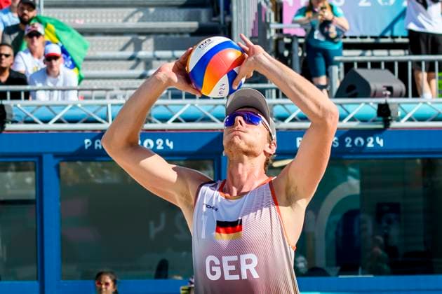 FRA, Olympische Sommerspiele Paris 2024, Beachvolleyball , Herren , Viertelfinale EHLERS WICKLER (GER) vs BOERMANS DE GROOT 06.08.2024, Champ de Mars, Paris, FRA, Olympische Sommerspiele Paris 2024, Beachvolleyball , Herren , Viertelfinale EHLERS WICKLER (GER) vs BOERMANS DE GROOT, im Bild Nils Ehlers (GER)
