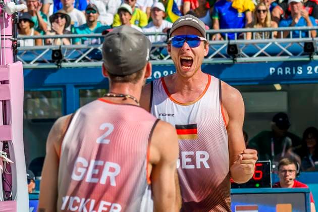 FRA, Olympische Sommerspiele Paris 2024, Beachvolleyball , Herren , Viertelfinale EHLERS WICKLER (GER) vs BOERMANS DE GROOT 06.08.2024, Champ de Mars, Paris, FRA, Olympische Sommerspiele Paris 2024, Beachvolleyball , Herren , Viertelfinale EHLERS WICKLER (GER) vs BOERMANS DE GROOT, im Bild Nils Ehlers (GER) mit Clemens Wickler (GER) jubeln