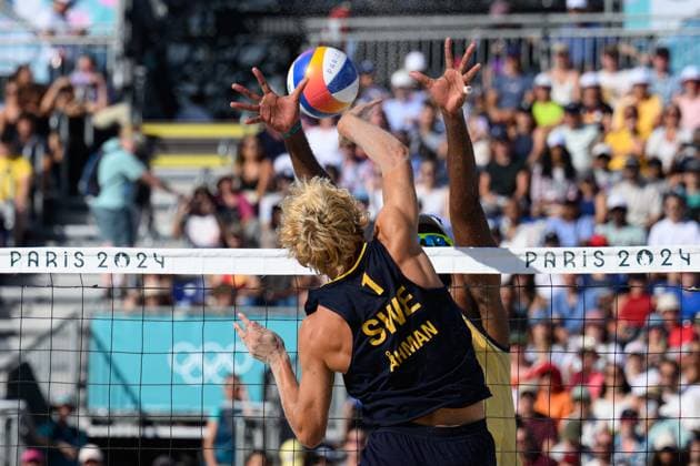 240806 David Ahman of Sweden in men s quarterfinal Beach volleyball, Beachvolleyball match between Brazil and Sweden during day 11 of the Paris 2024 Olympic Games, Olympische Spiele, Olympia, OS on August 6, 2024 in Paris. Photo: Johanna Säll BILDBYRAN kod JL JL0425 beachvolleyboll beach volleyball sandvolleyball olympic games olympics os ol olympiska spel olympiske leker paris 2024 paris-os paris-ol 11 bbeng Copyright: JOHANNAxSÄLL BB240806ZI095