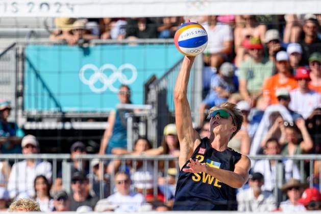 240806 Jonatan Hellvig of Sweden in men s quarterfinal Beach volleyball, Beachvolleyball match between Brazil and Sweden during day 11 of the Paris 2024 Olympic Games, Olympische Spiele, Olympia, OS on August 6, 2024 in Paris. Photo: Johanna Säll BILDBYRAN kod JL JL0425 beachvolleyboll beach volleyball sandvolleyball olympic games olympics os ol olympiska spel olympiske leker paris 2024 paris-os paris-ol 11 bbeng Copyright: JOHANNAxSÄLL BB240806ZR134
