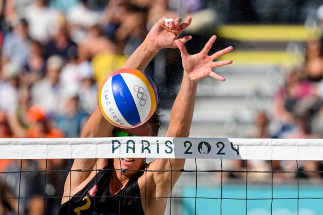 240806 Jonatan Hellvig of Sweden in men s quarterfinal Beach volleyball, Beachvolleyball match between Brazil and Sweden during day 11 of the Paris 2024 Olympic Games, Olympische Spiele, Olympia, OS on August 6, 2024 in Paris. Photo: Johanna Säll BILDBYRAN kod JL JL0425 beachvolleyboll beach volleyball sandvolleyball olympic games olympics os ol olympiska spel olympiske leker paris 2024 paris-os paris-ol 11 bbeng Copyright: JOHANNAxSÄLL BB240806ZS104
