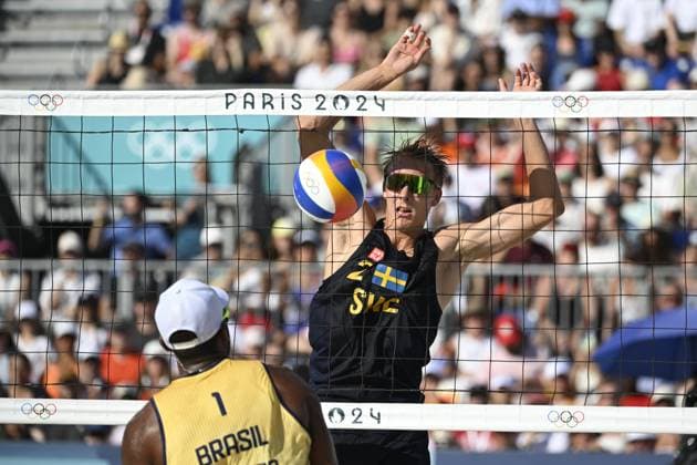 PARIS, FRANKRIKE 20240806 Jonatan Hellvig under tisdagens kvartsfinal i beachvolley, herrar, mellan Evandro Oliveira Arthur Lanci, Brasilien och David Ahman Jonatan Hellvig, Sverige, pa Eiffel Tower Stadium under sommar-OS i Paris 2024.